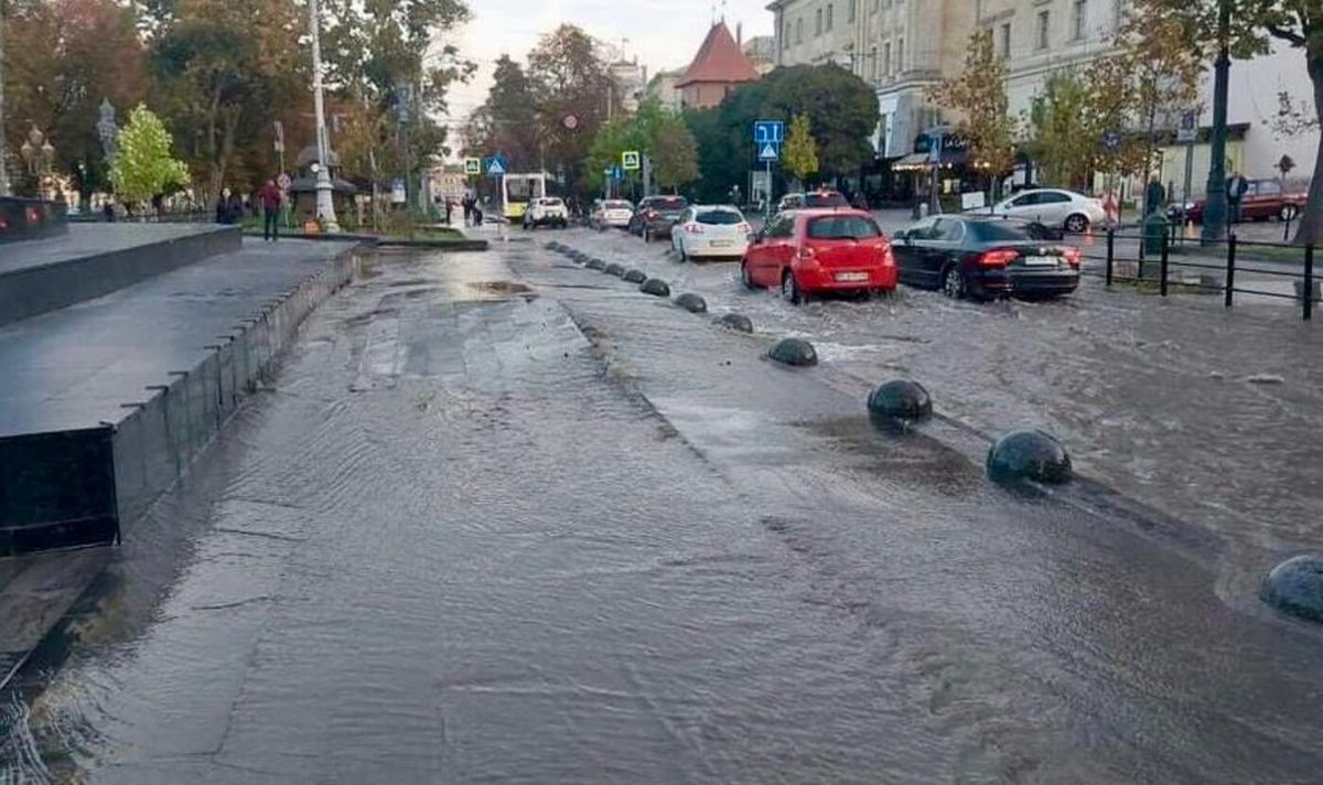 Через прорив водопроводу у центрі Львова затопило проспект Свободи