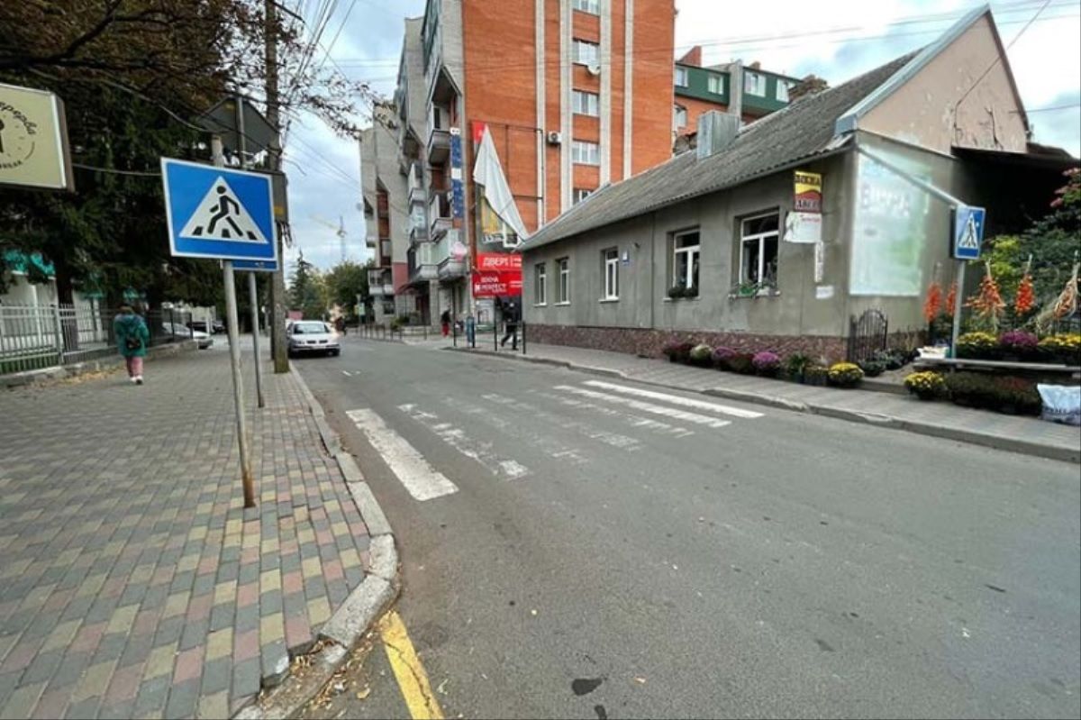 В Тернополі біля лікарні швидкої допомоги таксі збило медсестру
