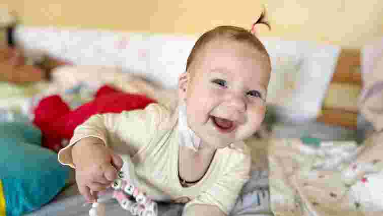 Нейрохірурги Львова видалили 5-місячній дівчинці жирову пухлину, що вросла у спинний мозок