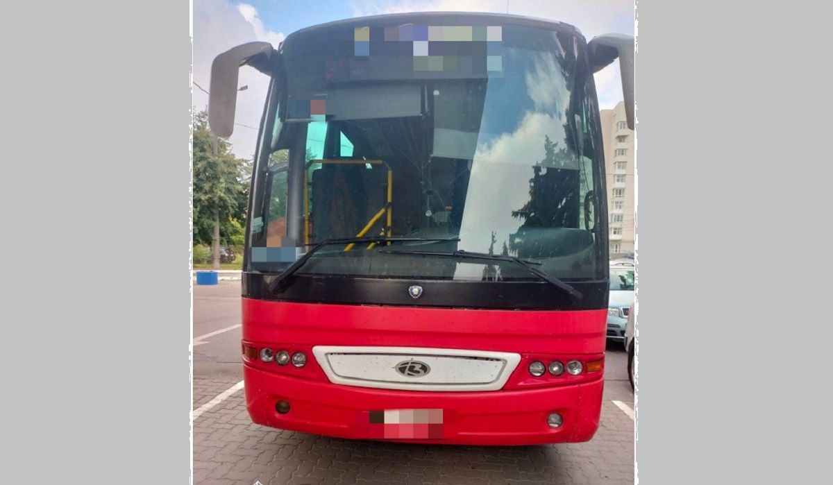 У Львові водій автобуса пошкодив два припарковані автомобілі і втік