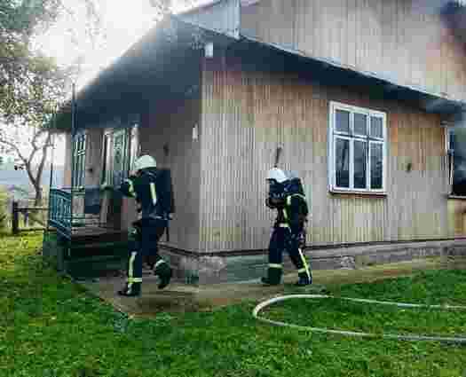 На Прикарпатті в пожежі дерев'яного будинку загинула жінка