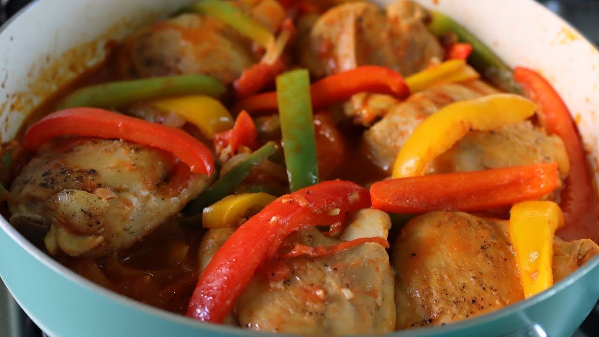 Запечена курка з солодким перцем. Рецепт дня