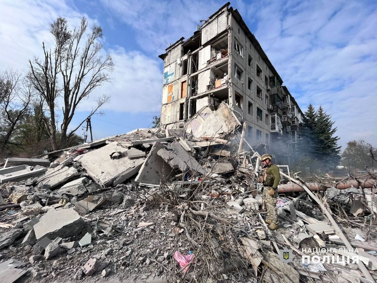 Росія обстріляла багатоповерхівку в Авдіївці, під завалами опинився літній чоловік