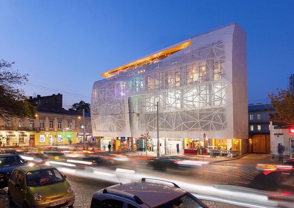 Торгово-офісний центр на площі Петрушевича (фото Serhiy Babenchuk)