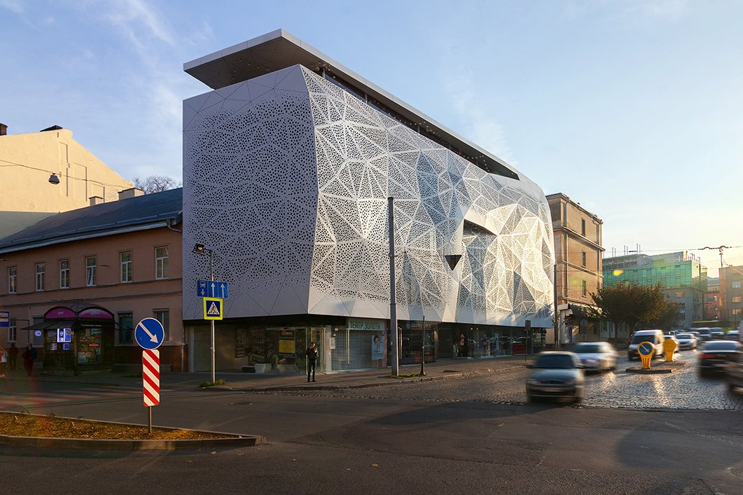 Торгово-офісний центр на площі Петрушевича (фото Serhiy Babenchuk)