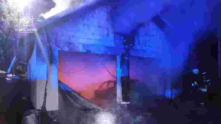 Поблизу Львова внаслідок пожежі в гаражі повністю згорів Ford Focus