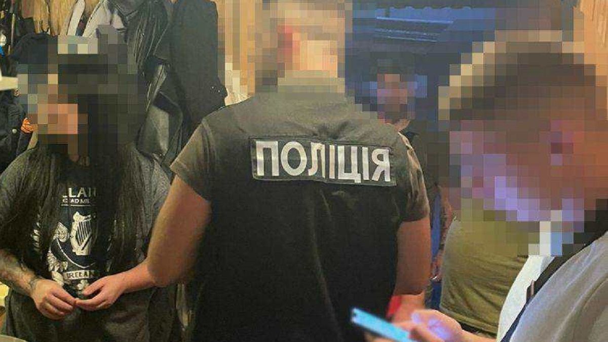 26-річну мешканку Львівщини затримали за шахрайство з продажем військових товарів