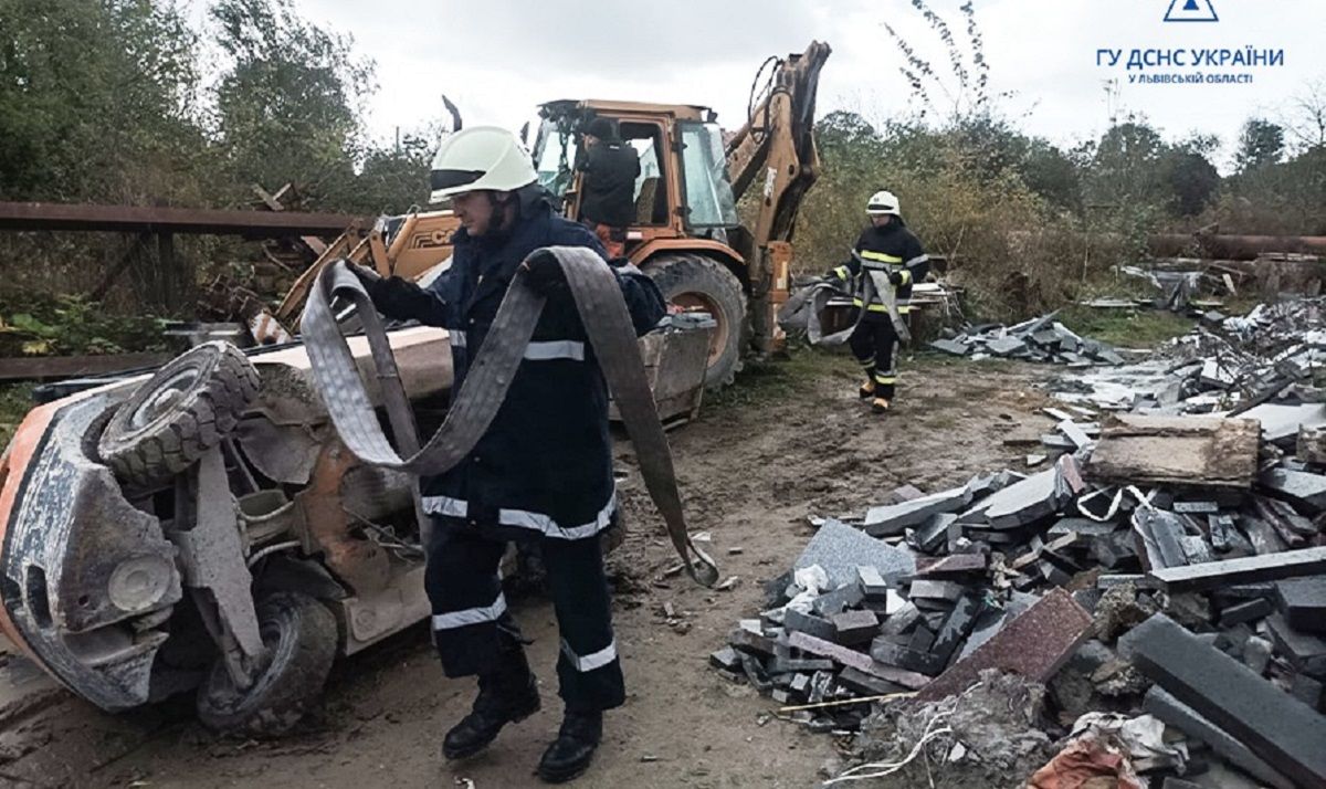 Біля Львова загинув 54-річний чоловік, якого затисло автонавантажувачем