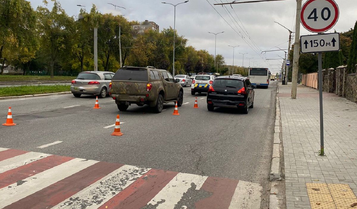 У Львові водій пікапа збив 19-річну дівчину на переході