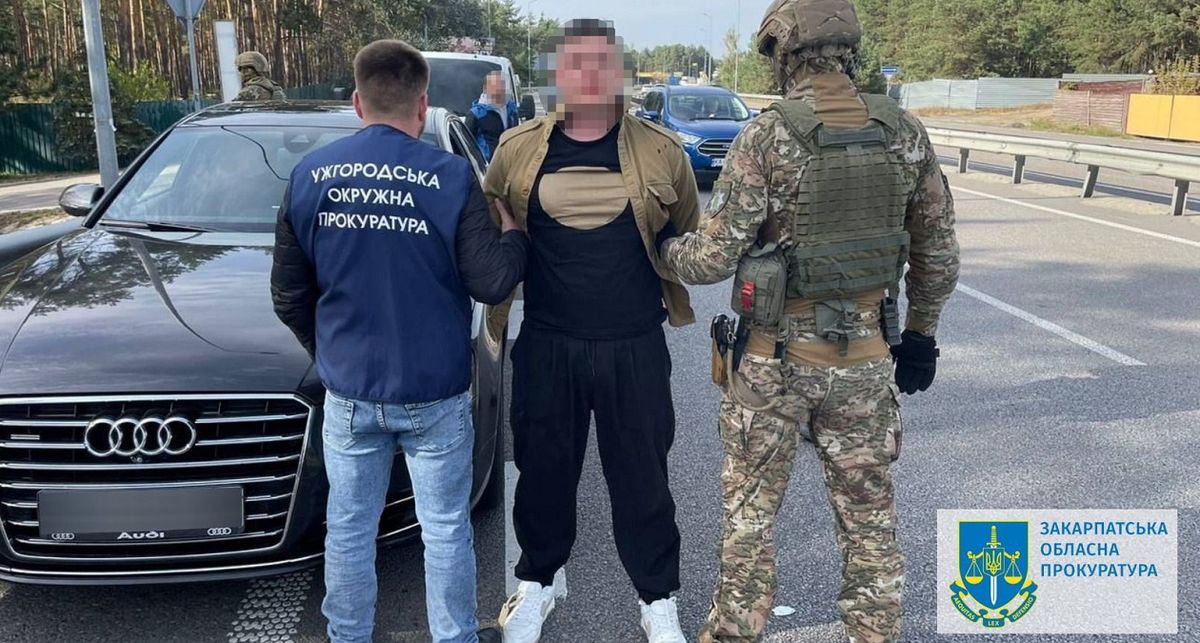 На Закарпатті шахраї виманили у матері загиблого військового 7 млн грн
