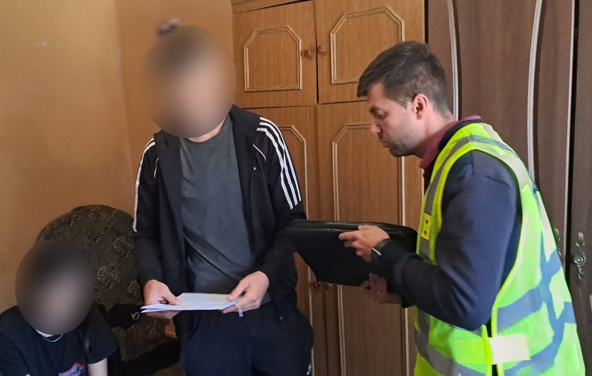 Буковинець завербував неповнолітню дівчину для виготовлення порнографії