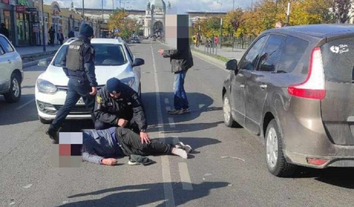 Біля залізничного вокзалу у Львові водій Renault важко травмував пішохода