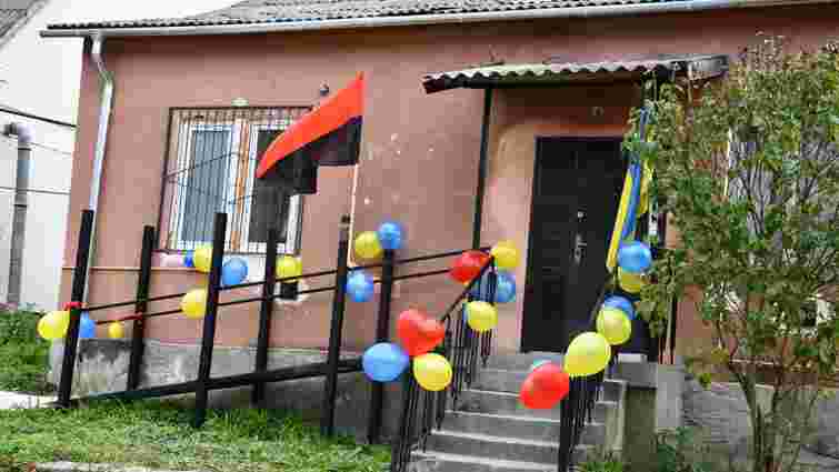 На Прикарпатті громада подарувала інклюзивний будинок пораненому бійцеві