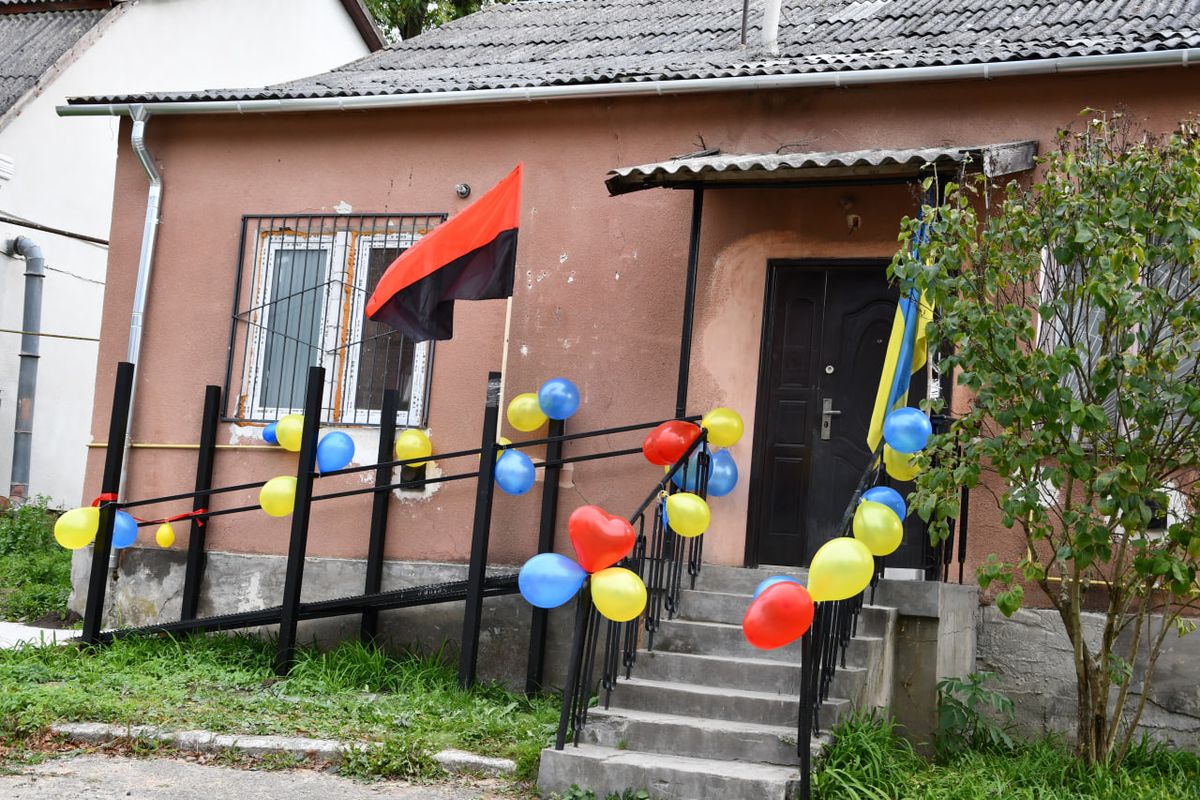 На Прикарпатті громада подарувала інклюзивний будинок пораненому бійцеві