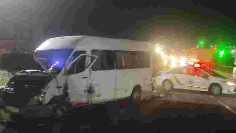 Під Львовом мікроавтобус влетів у вантажівку, п’ятеро поранених