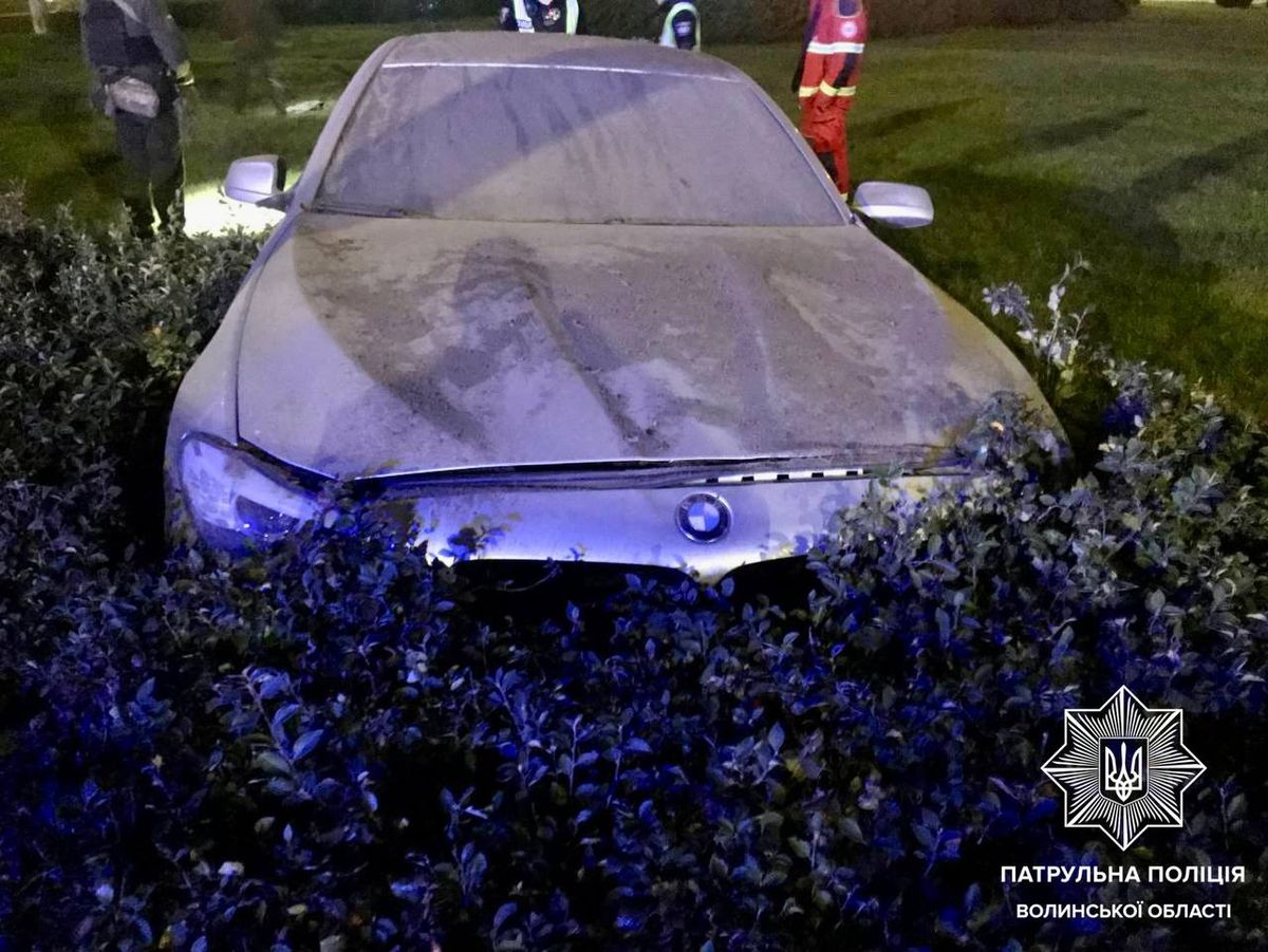У Луцьку посеред кільця виявили покинутий водієм BMW