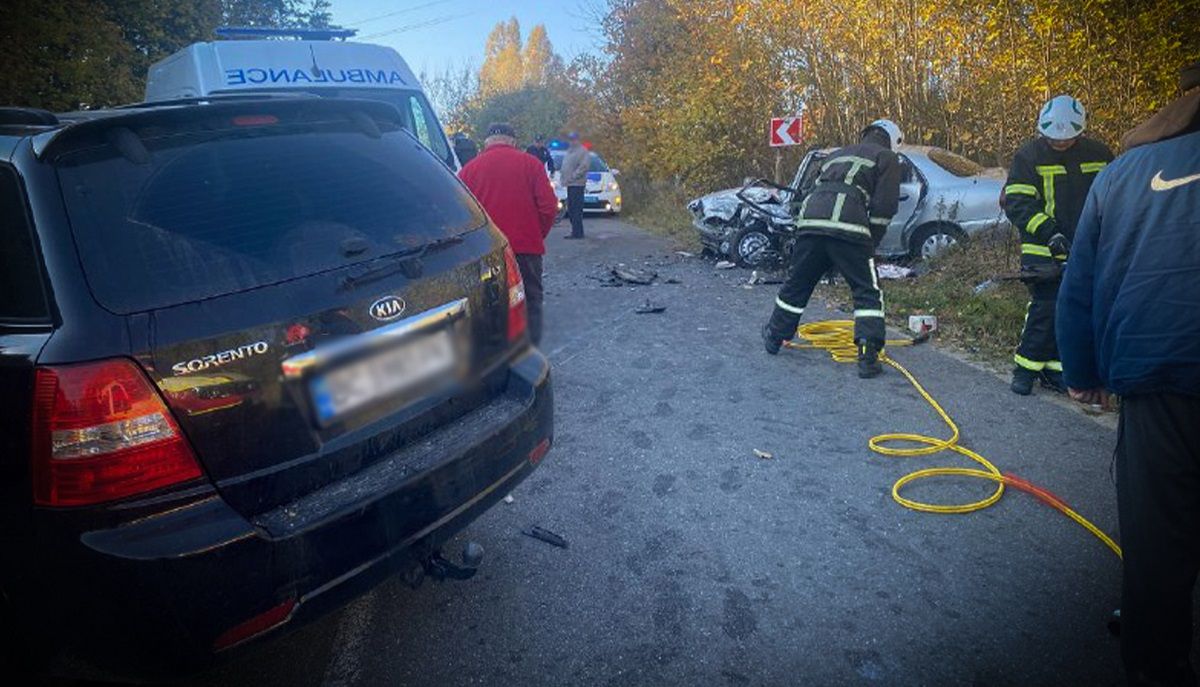 Рятувальники вирізали водія Daewoo Sens після лобової ДТП біля Золочева