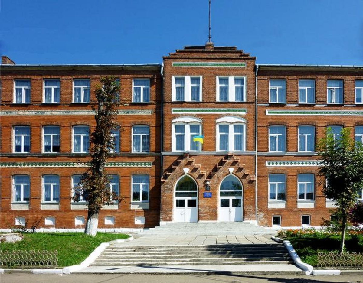 Суд оштрафував батька школяра з Калуша, який на відео знімав учня в туалеті