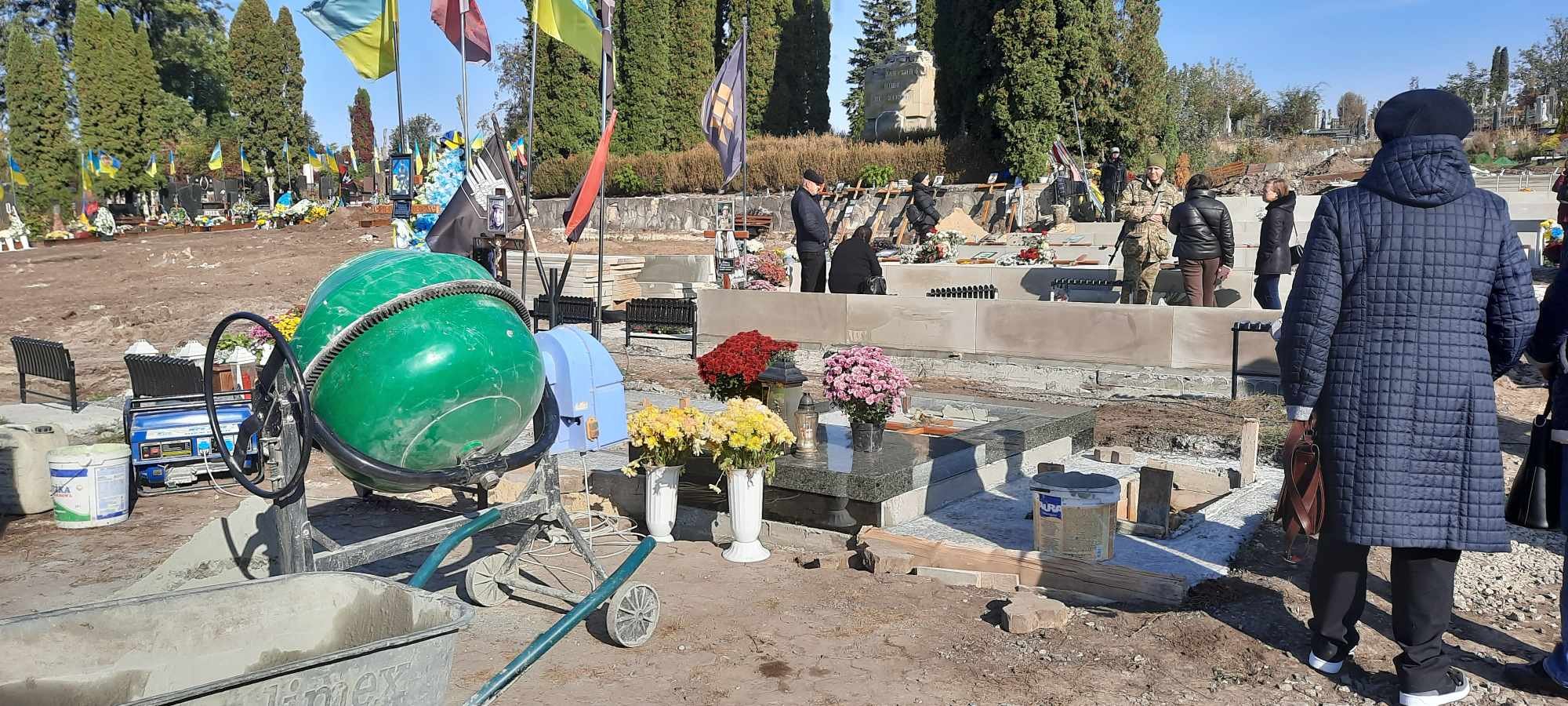 Поліція склала адмінпротокол на будівельників, які облаштовували могилу Віталія Стадника