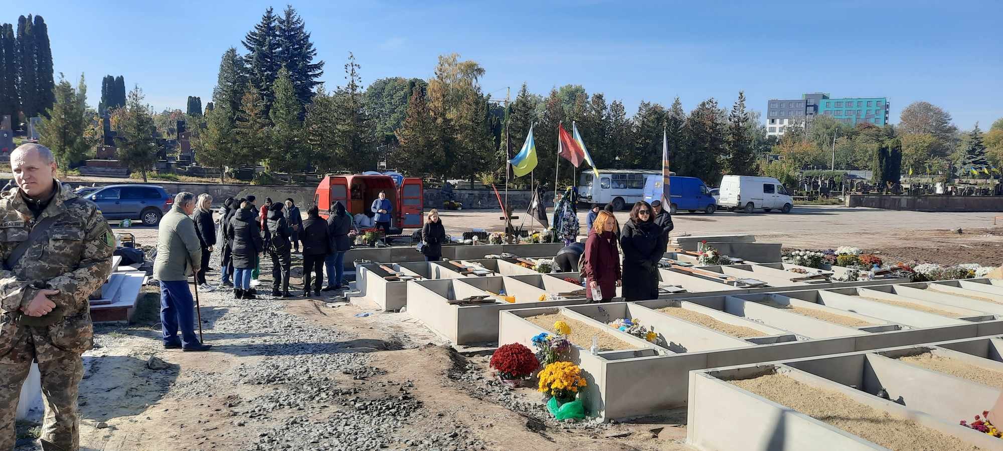 Рідні загиблих військових зібралися на цвинтарі, щоб висловити своє обурення