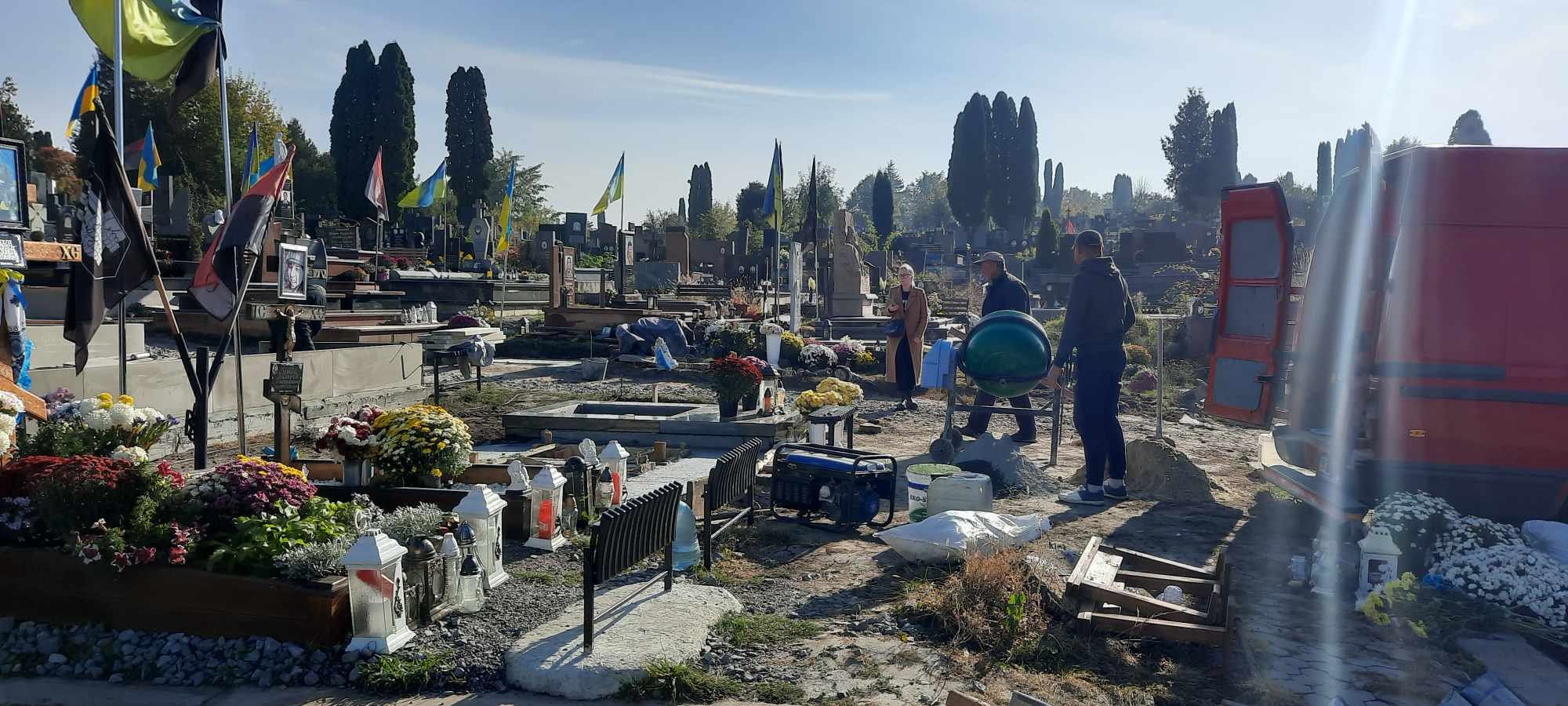 Поліція склала адмінпротокол на будівельників, які облаштовували могилу Віталія Стадника