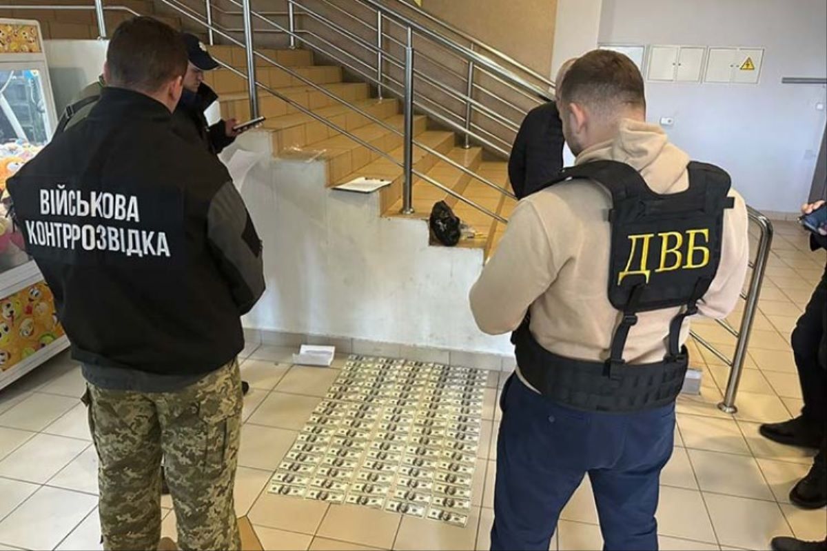На Тернопільщині поліція затримала посередника, який шукав бажаючих чоловіків виїхати за кордон