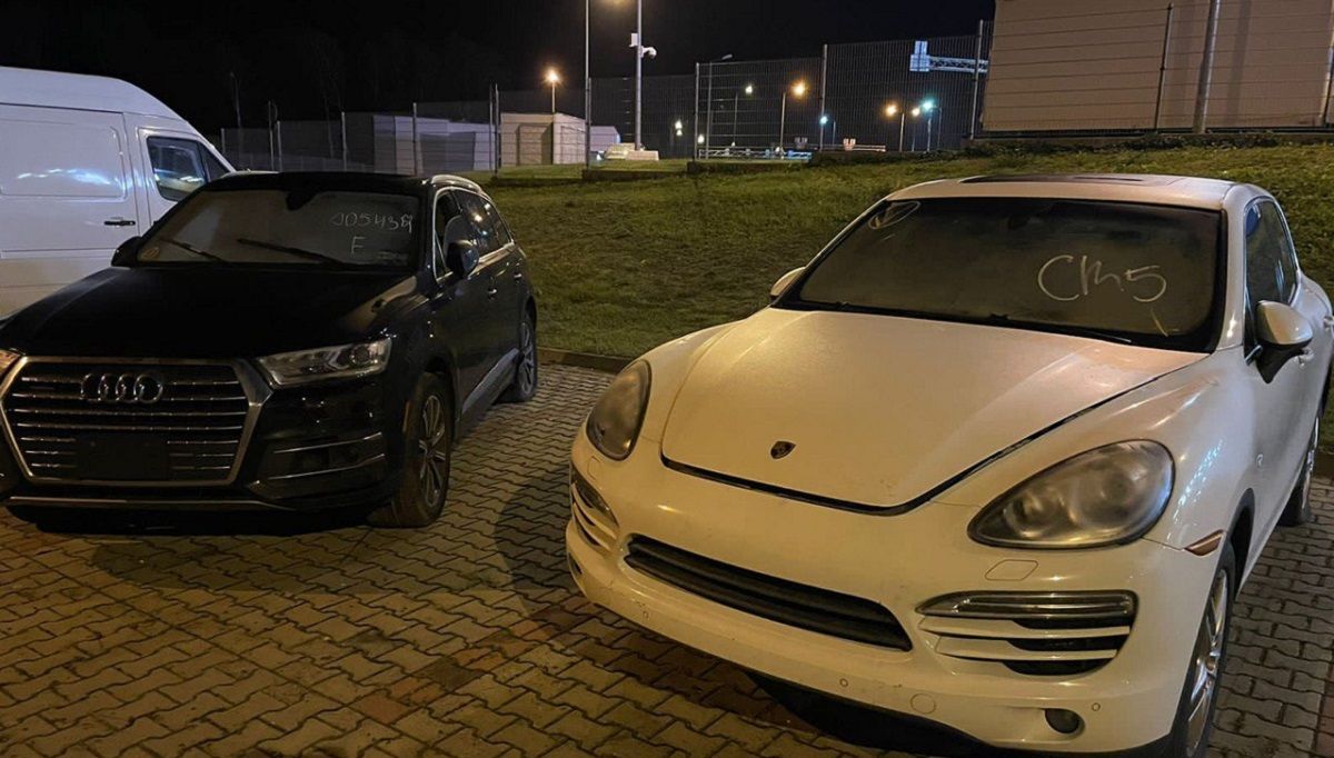 Під виглядом гуманітарної допомоги в Україну намагались ввезти три елітні авто