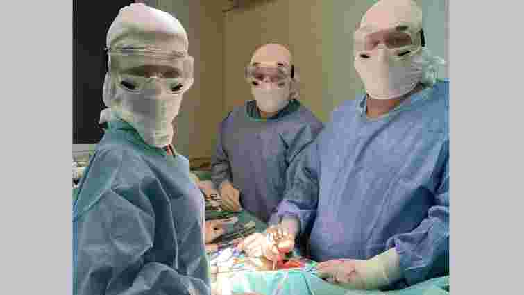 Волинські хірурги видалили у пацієнтки 20-кілограмову ракову пухлину