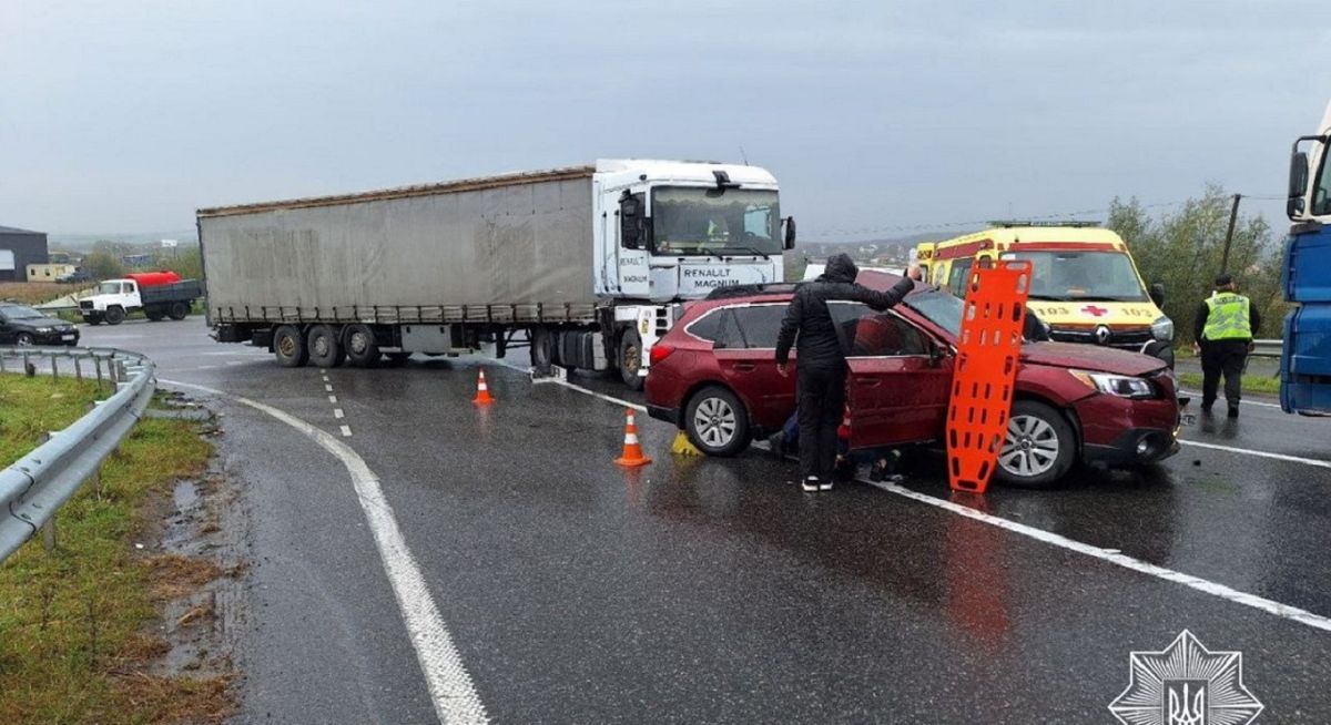 Через ДТП з потерпілими біля Львова перекрили трасу Київ–Чоп