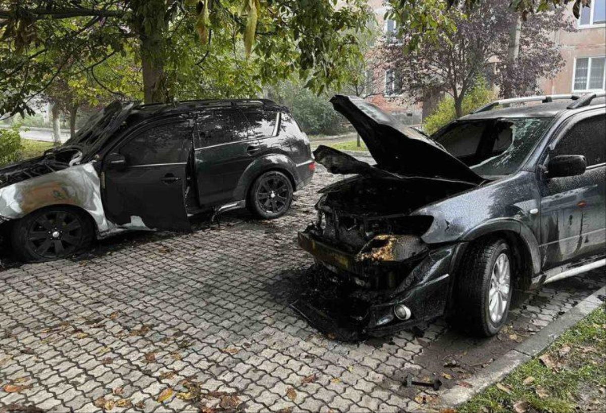 У Бурштині невідомі вночі спалили два позашляховики, які належать голові садового товариства