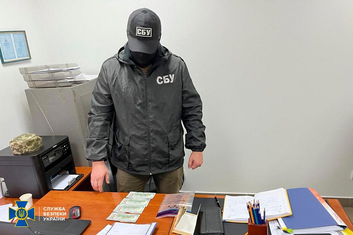 На Закарпатті завкафедри військової підготовки вимагав хабарі у студентів за прогули
