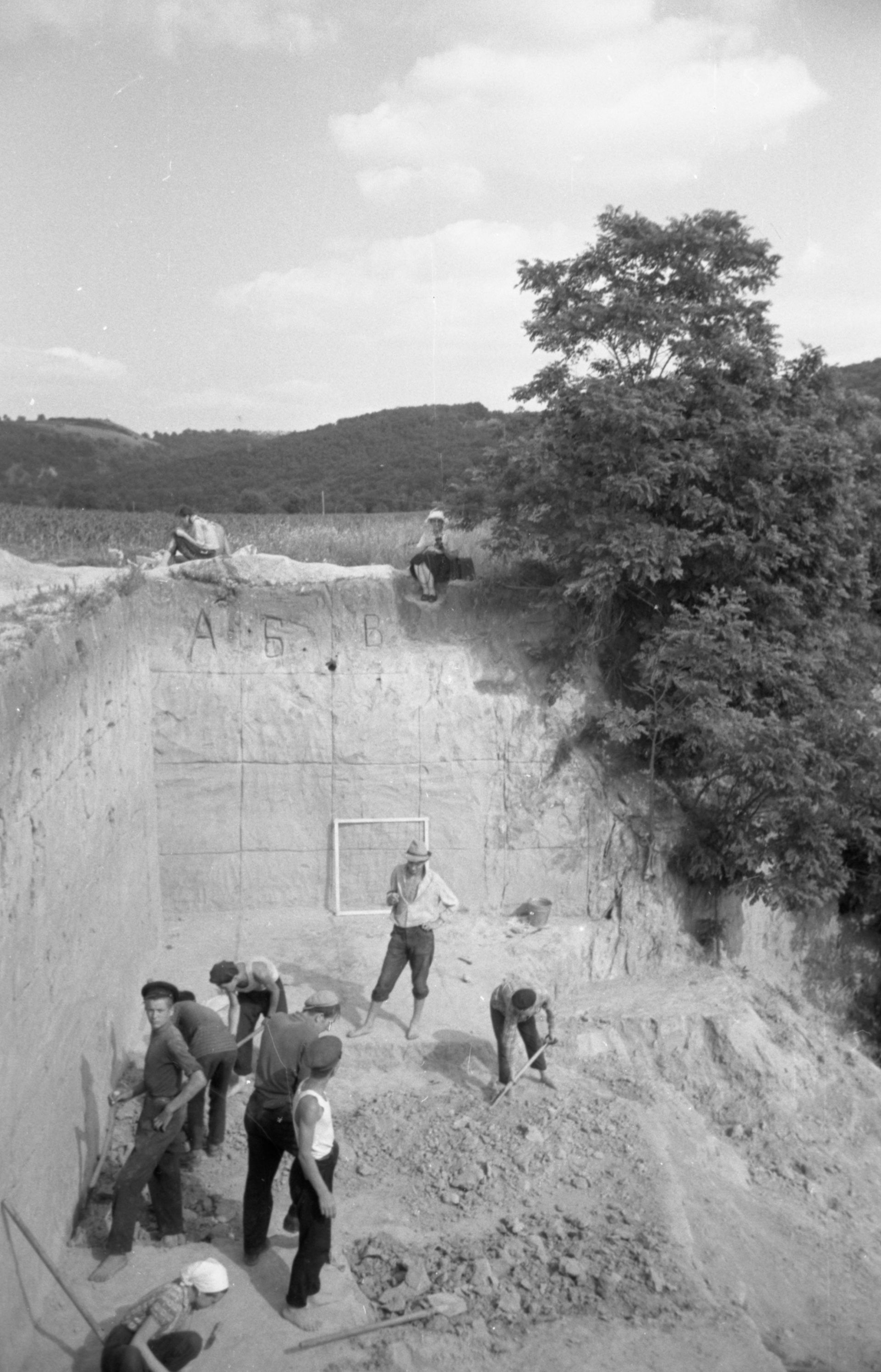 Глибина розкопу в селі Молодове, де досліджували епоху палеоліту