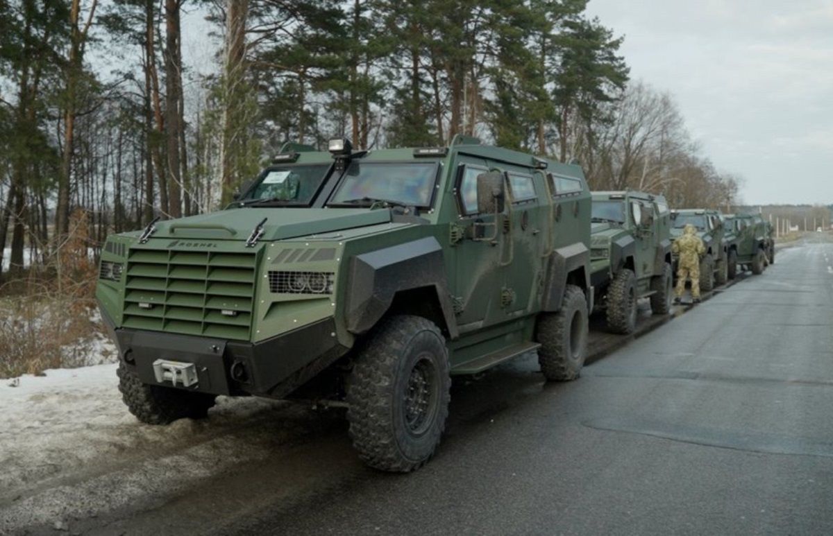 Українські військові отримали від Канади бронеавтомобілі Senator MRAP