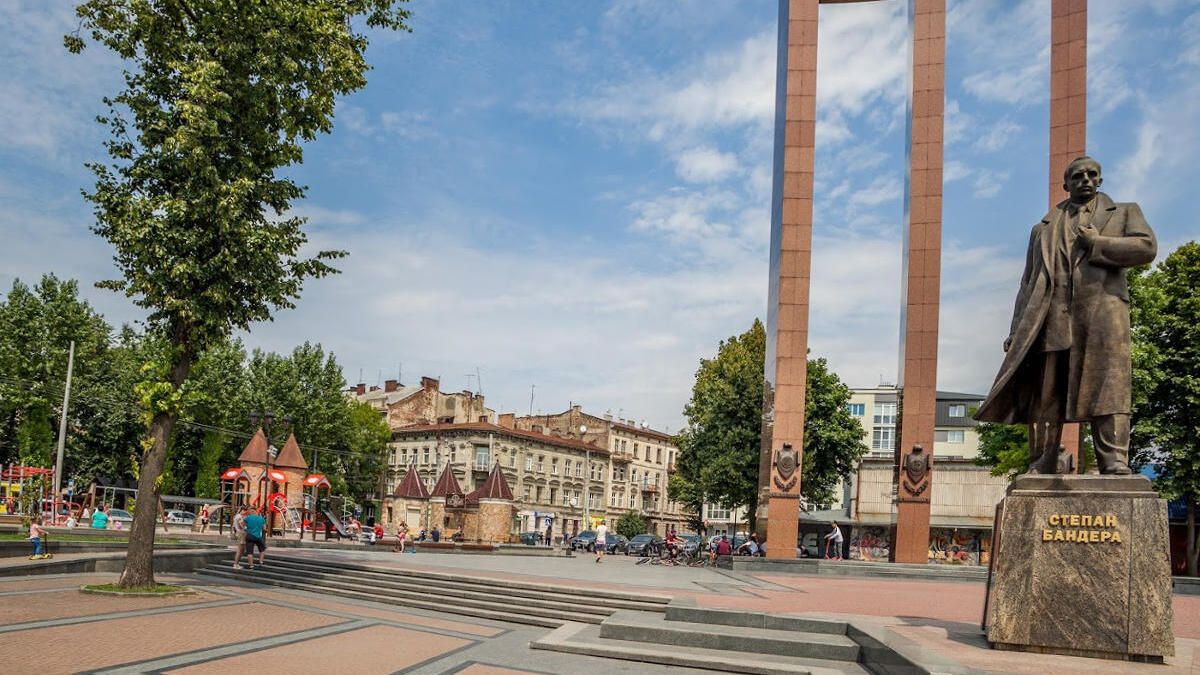 У Львові біля пам’ятника Бандері знайшли тіло 40-річного чоловіка