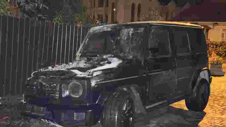 Підприємцю з Рівного вночі спалили Mercedes Gelandewagen 