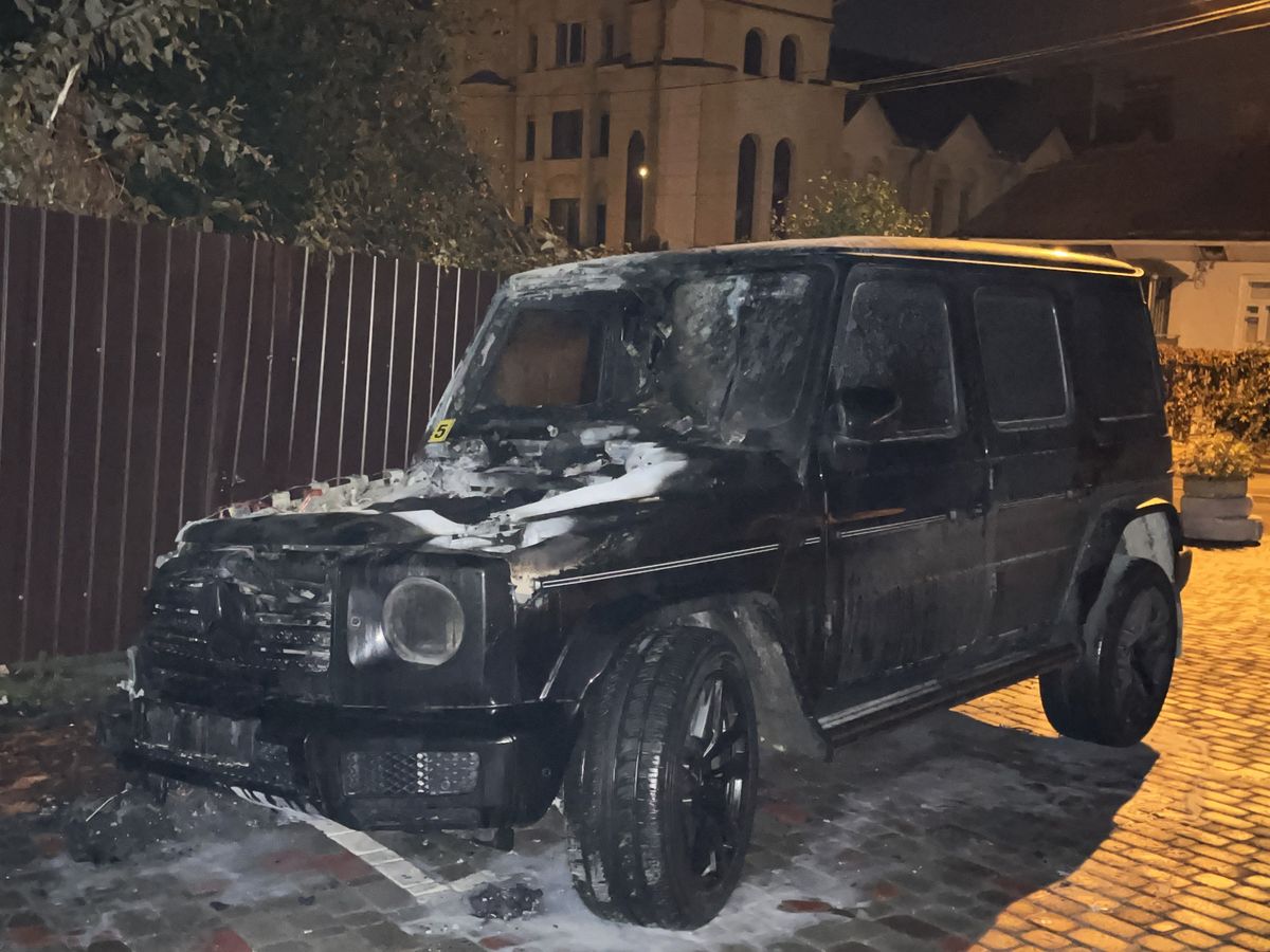 Підприємцю з Рівного вночі спалили Mercedes Gelandewagen 