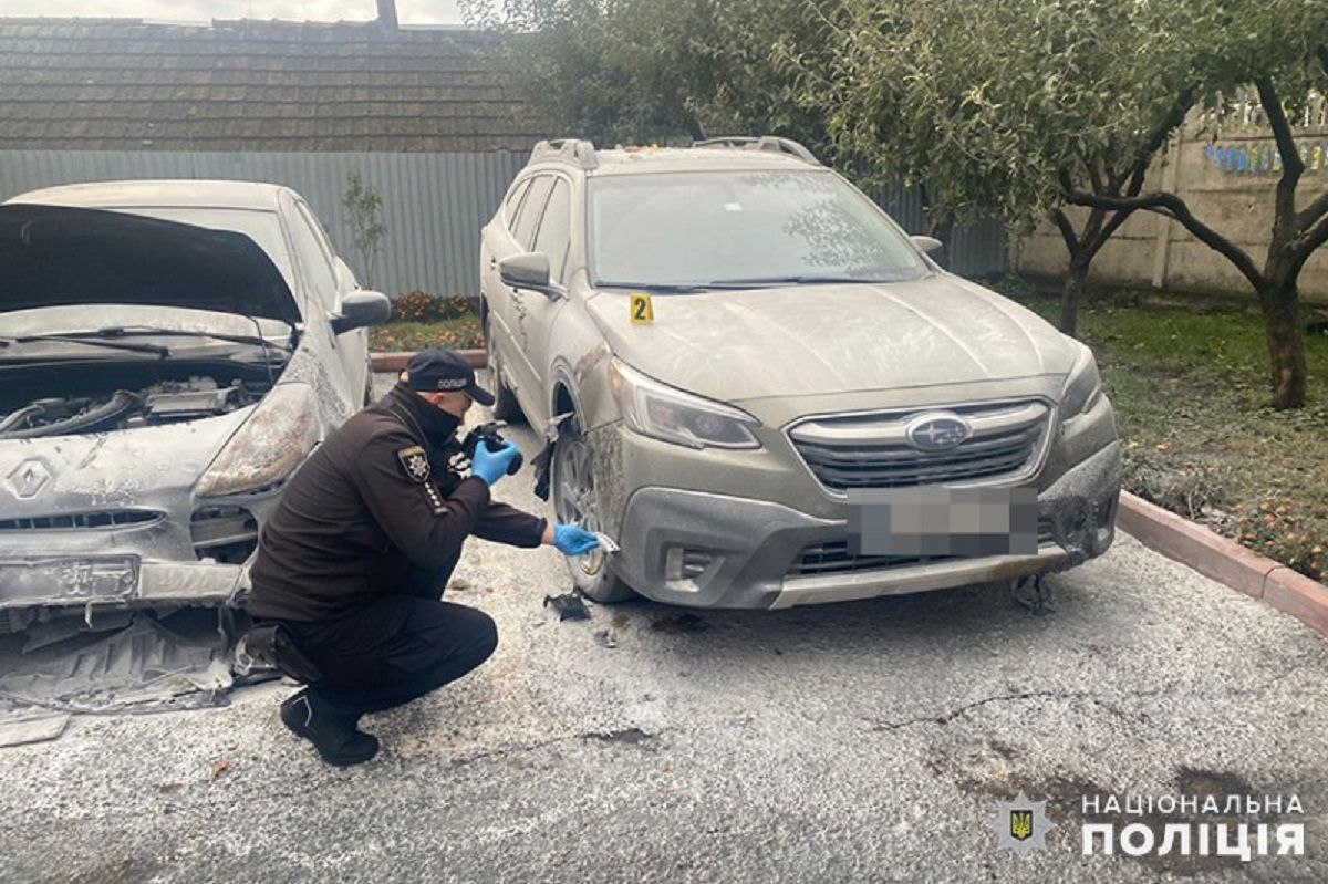 Біля ресторану в Хмельницькому п'яний чоловік підпалив три автомобілі