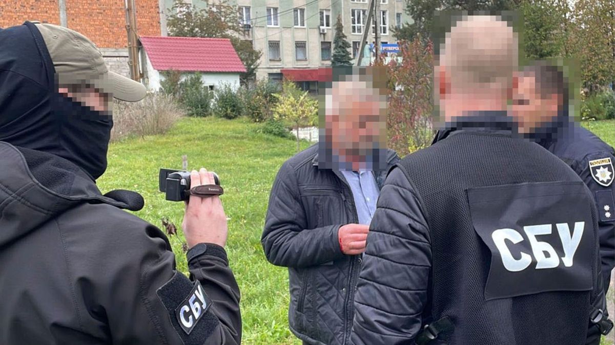 У Хусті затримали викладача інституту, який зараховував ухилянтів на навчання
