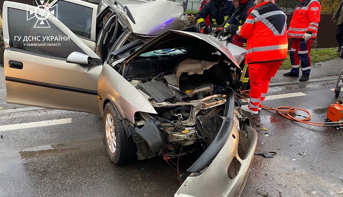 Рятувальники вирізали 26-річну водійку Opel після ДТП з мікроавтобусом біля Яворова