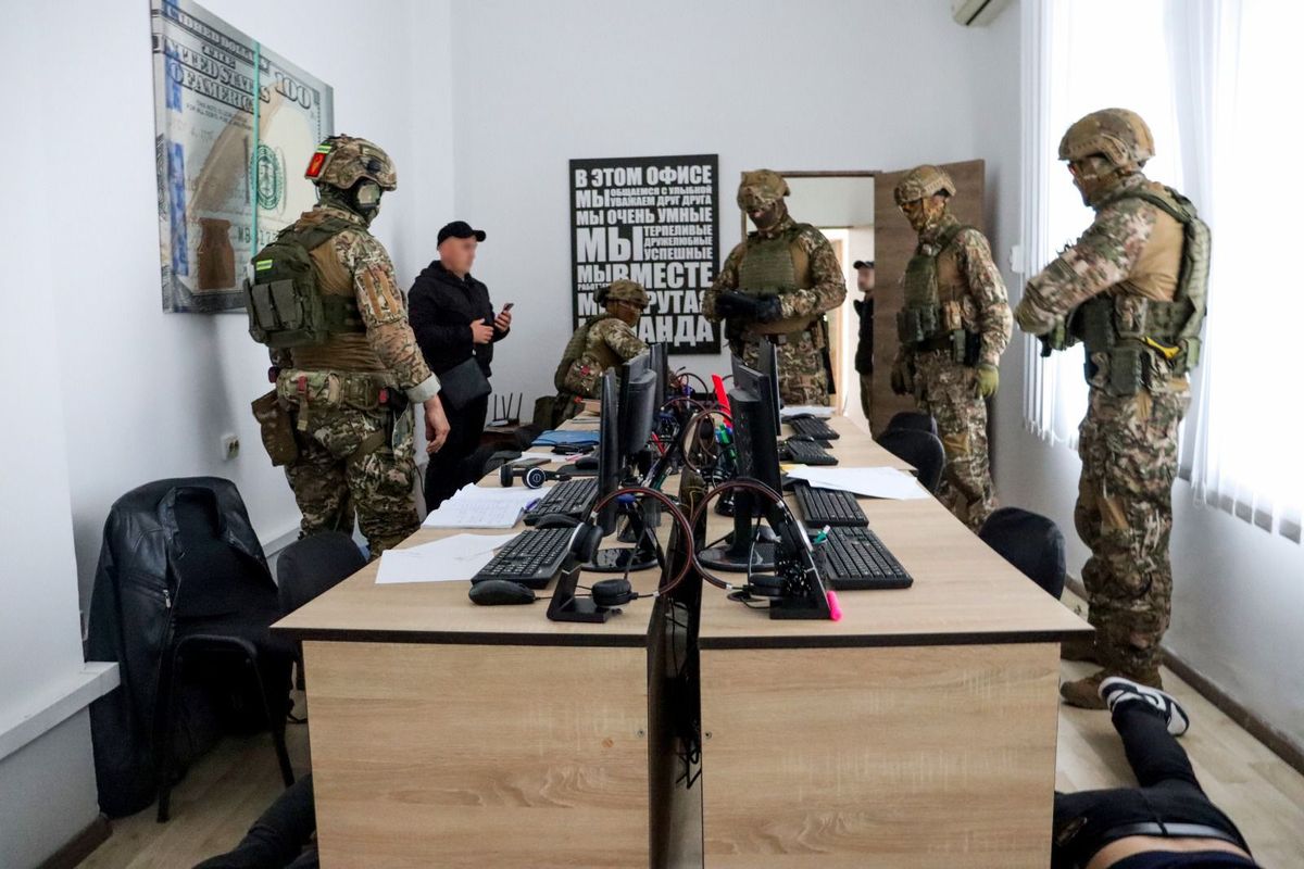 Шахрайський кол-центр на Закарпатті виманював гроші в іноземців