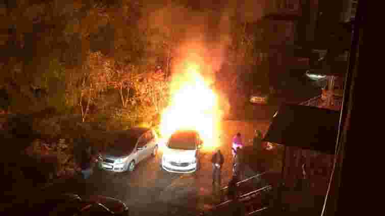 На Закарпатті вночі підпалили Kia Sportage місцевого прокурора