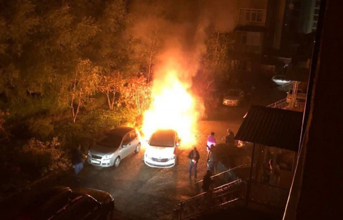 На Закарпатті вночі підпалили Kia Sportage місцевого прокурора