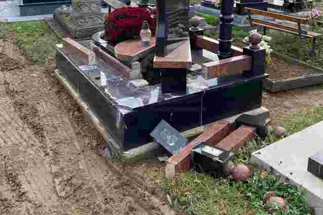 На Хмельниччині водій вантажівки пошкодив на цвинтарі вісім могил