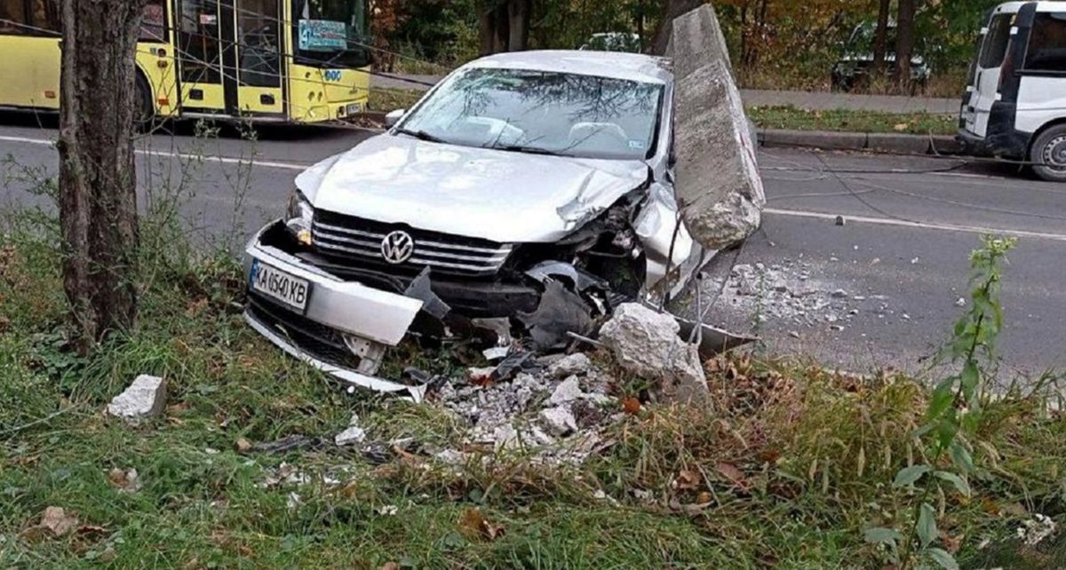 У Львові внаслідок ДТП водій Volkswagen повалив бетонну опору