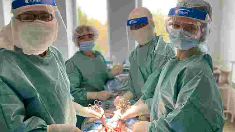 Хірурги онкоцентру на Волині видалили у пацієнтки 30-кілограмову пухлину яєчника