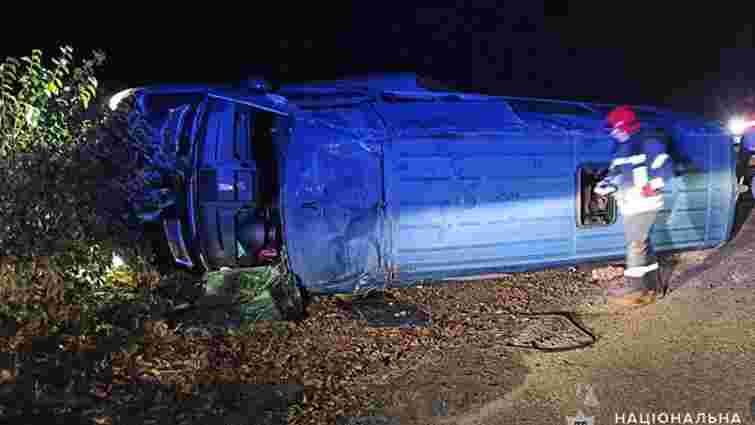На Хмельниччині п'яний водій перекинув мікроавтобус, загинув пасажир