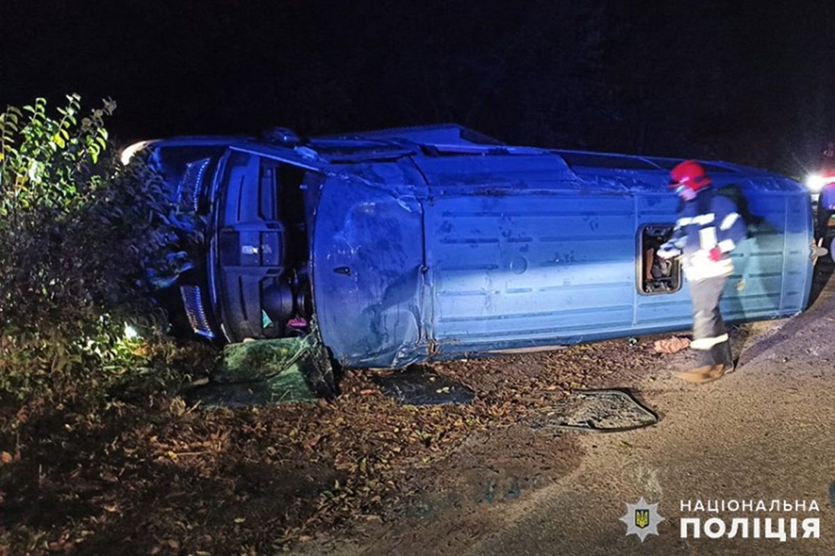 На Хмельниччині п'яний водій перекинув мікроавтобус, загинув пасажир