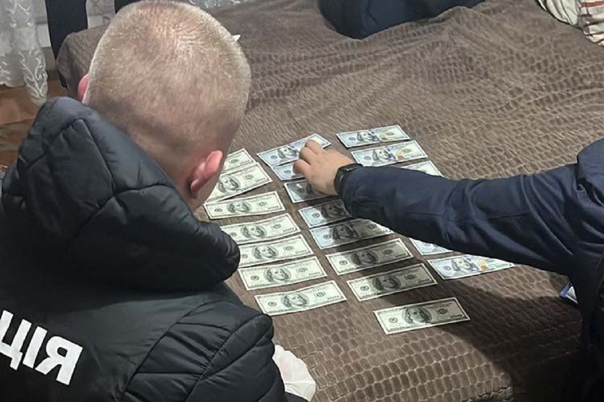 Групу продавців фальшивих доларів у Тернополі затримали на Київщині