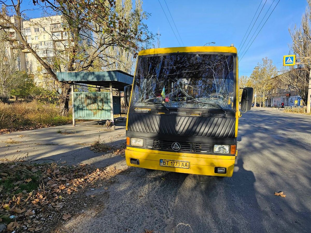 Росіяни влучили у маршрутку у Херсоні, щонайменше семеро поранених