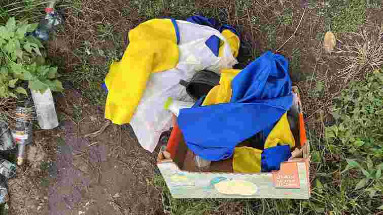 Літній мешканець Ківерців викрав 13 прапорів та викинув їх біля звалища 